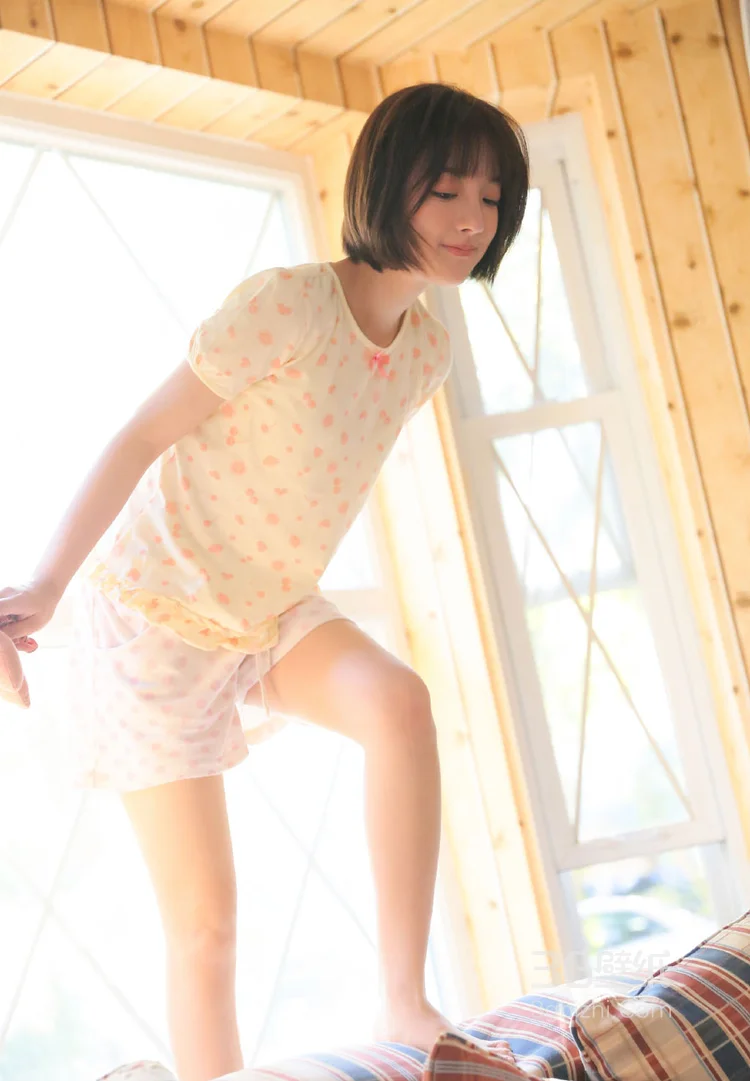 阳光正好，甜美迷人的短裤女孩午后私房写真图集18