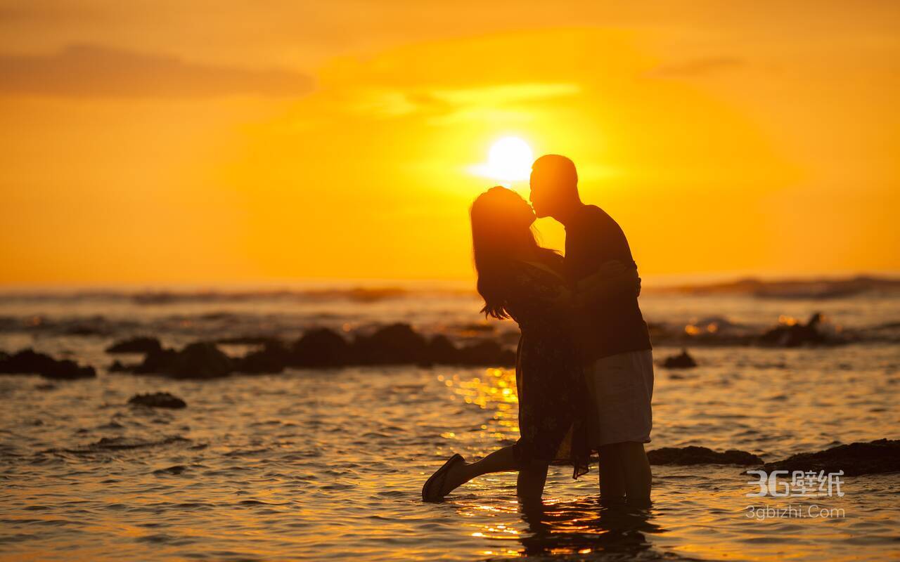 海边夕阳下接吻情侣高清图片下载
