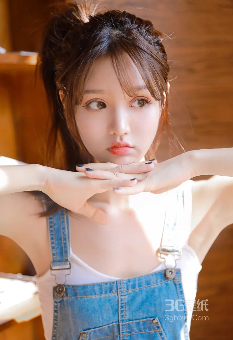 唇红瓷白，白皙粉嫩的超口爱的背带牛仔裤少女高清诱惑图4