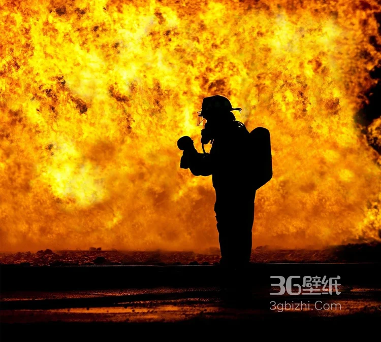 全副武装灭火中的消防员图片7
