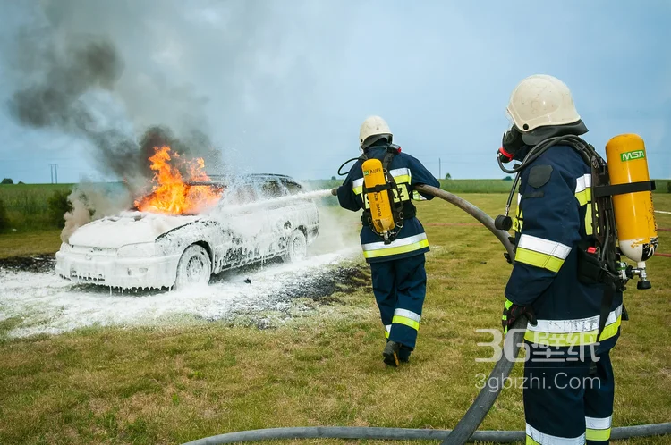 全副武装灭火中的消防员图片6