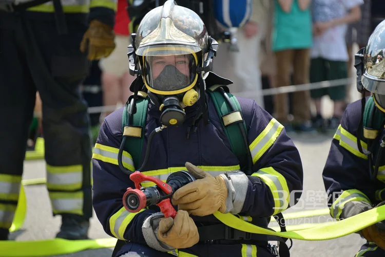 全副武装灭火中的消防员图片4