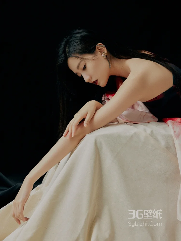 乔欣性感深红唇色化身暗夜妖姬穿搭写真图片5