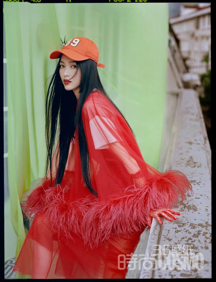 唐嫣头戴棒球帽搭配各类时尚服饰登杂志写真图片10