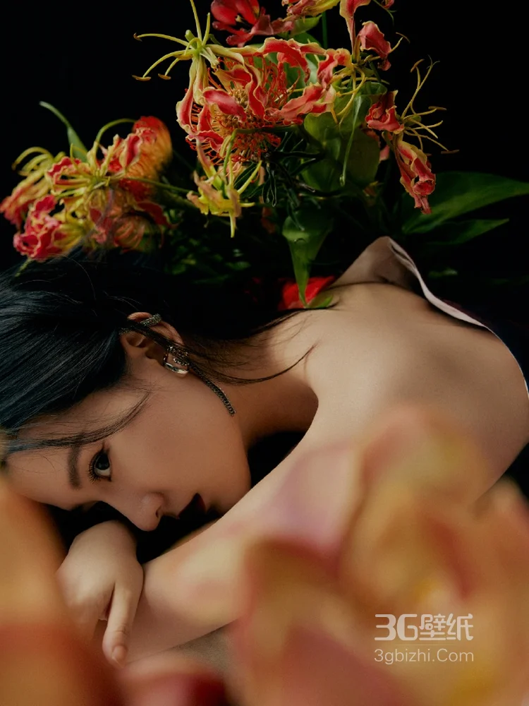 乔欣性感深红唇色化身暗夜妖姬穿搭写真图片2