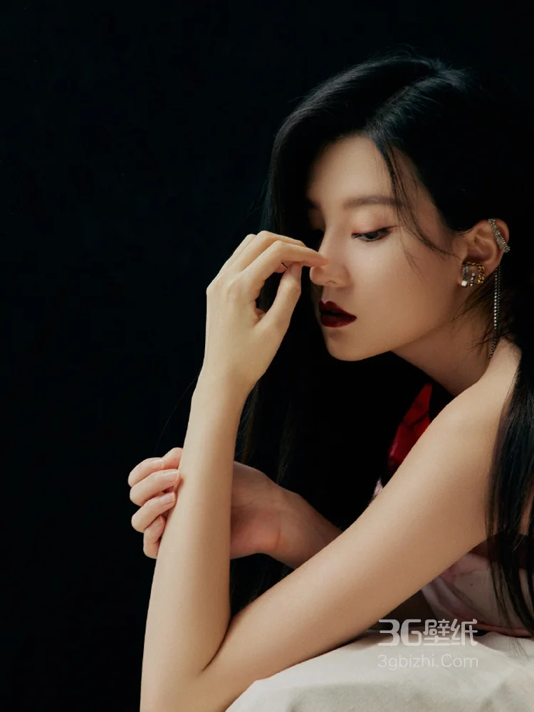 乔欣性感深红唇色化身暗夜妖姬穿搭写真图片7