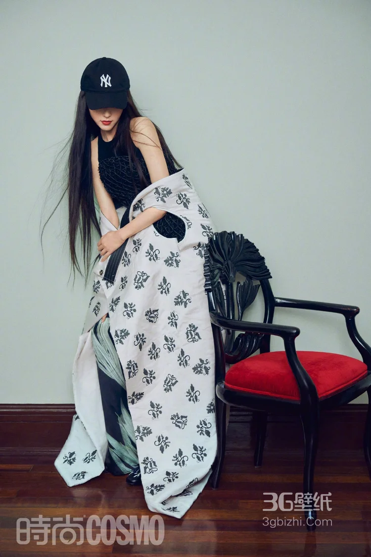 唐嫣头戴棒球帽搭配各类时尚服饰登杂志写真图片9