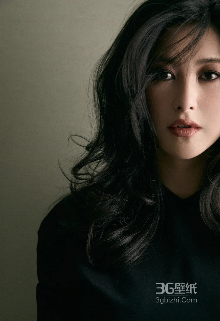 坐在椅子上的性感女星朱珠黑裙着身慵懒迷人写真图片4