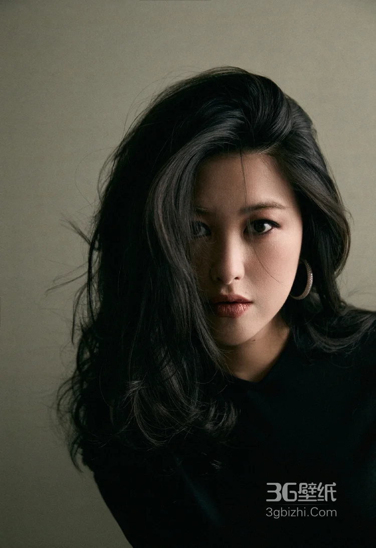 坐在椅子上的性感女星朱珠黑裙着身慵懒迷人写真图片2