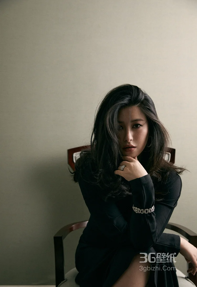 坐在椅子上的性感女星朱珠黑裙着身慵懒迷人写真图片10