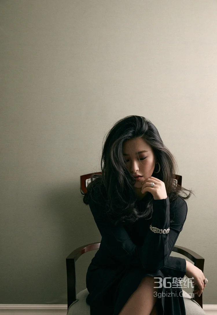 坐在椅子上的性感女星朱珠黑裙着身慵懒迷人写真图片6