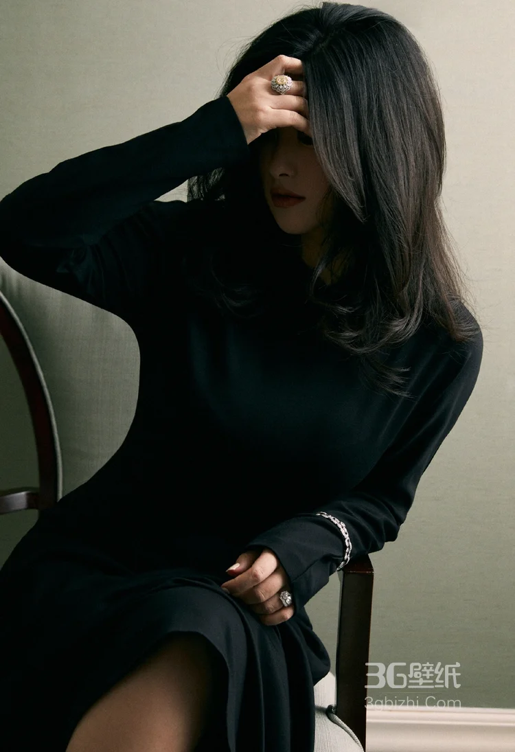 坐在椅子上的性感女星朱珠黑裙着身慵懒迷人写真图片5