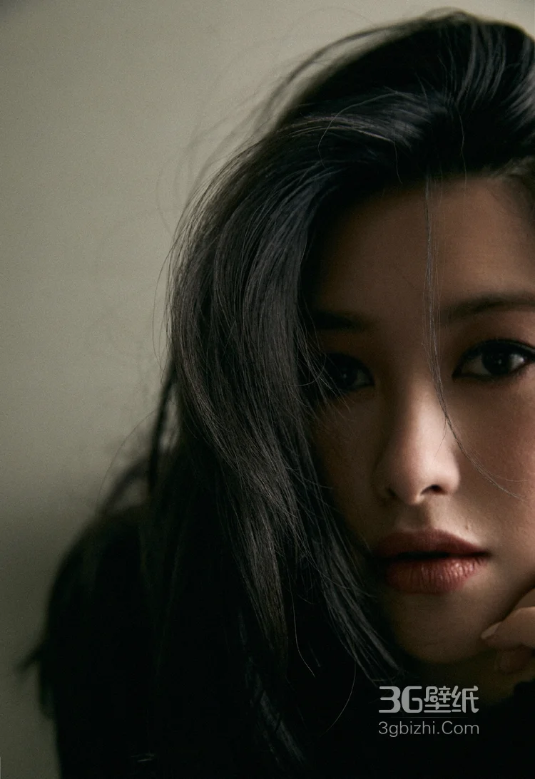 坐在椅子上的性感女星朱珠黑裙着身慵懒迷人写真图片3