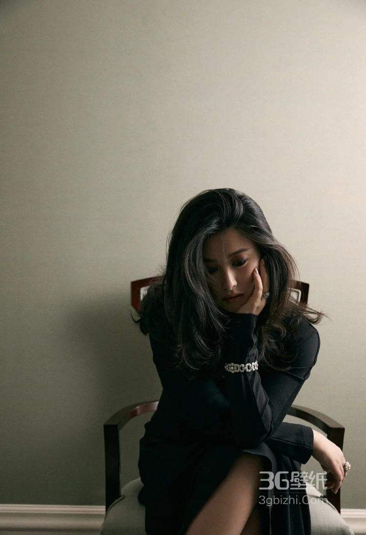 坐在椅子上的性感女星朱珠黑裙着身慵懒迷人写真图片7