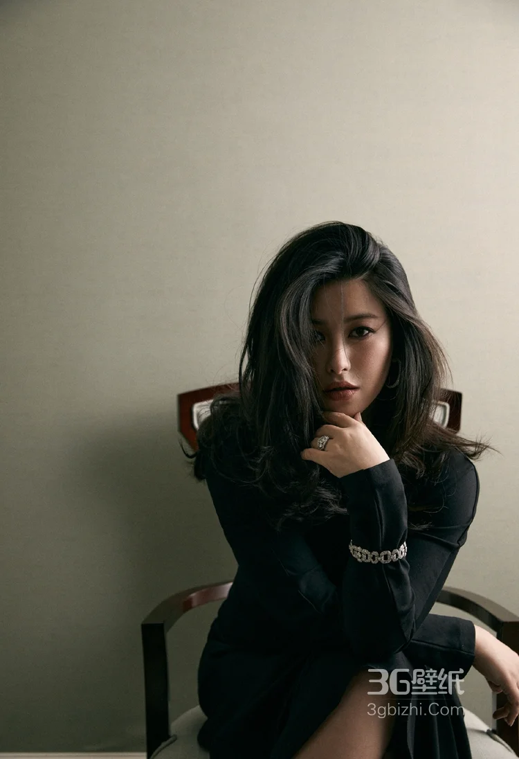 坐在椅子上的性感女星朱珠黑裙着身慵懒迷人写真图片8