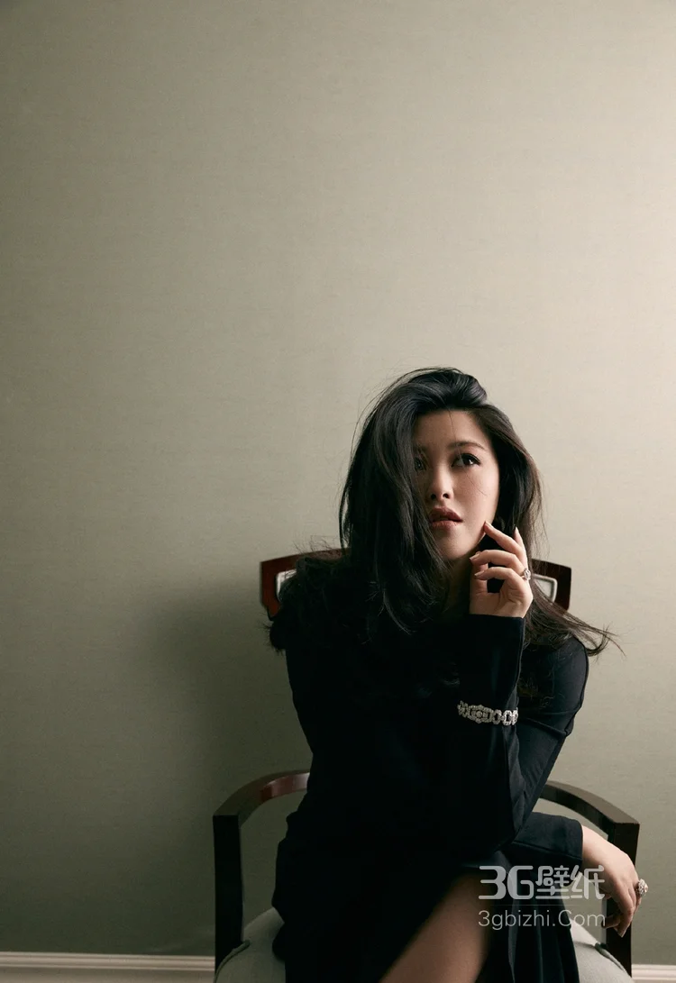 坐在椅子上的性感女星朱珠黑裙着身慵懒迷人写真图片9