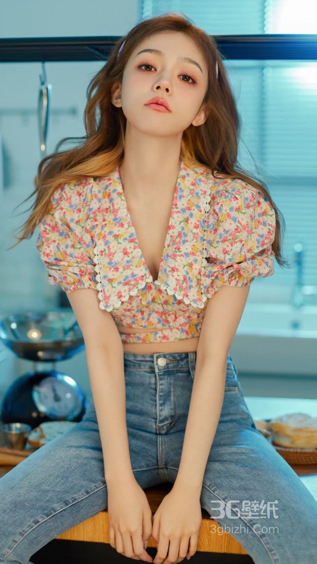 网红美女俊辰janice紧身碎花衣牛仔裤穿搭酷酷写真手机壁纸1
