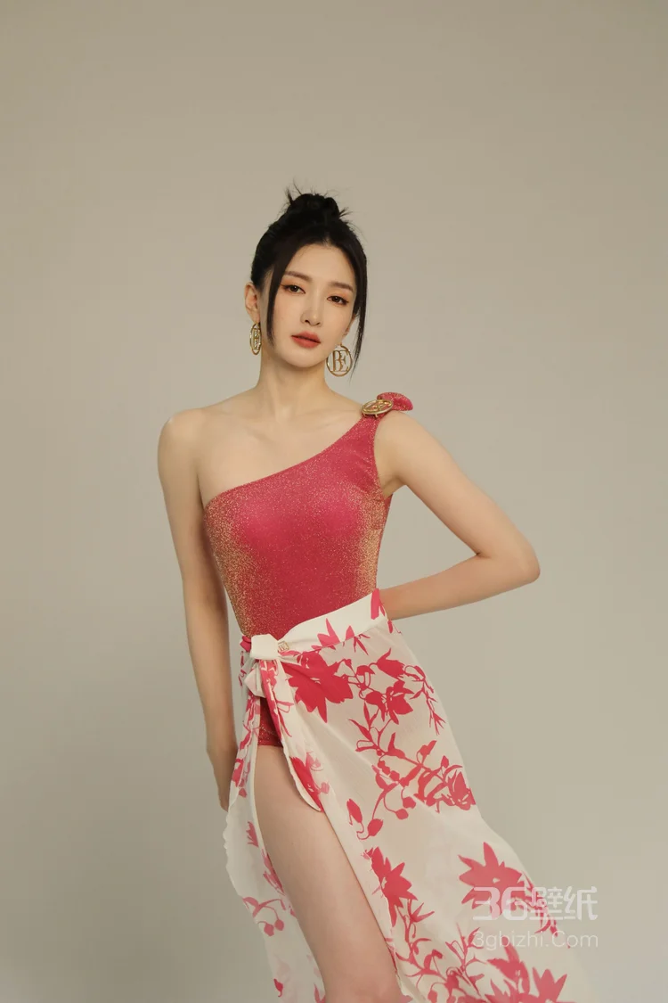 美女明星江疏影性感比基尼穿着显修长美腿图片2