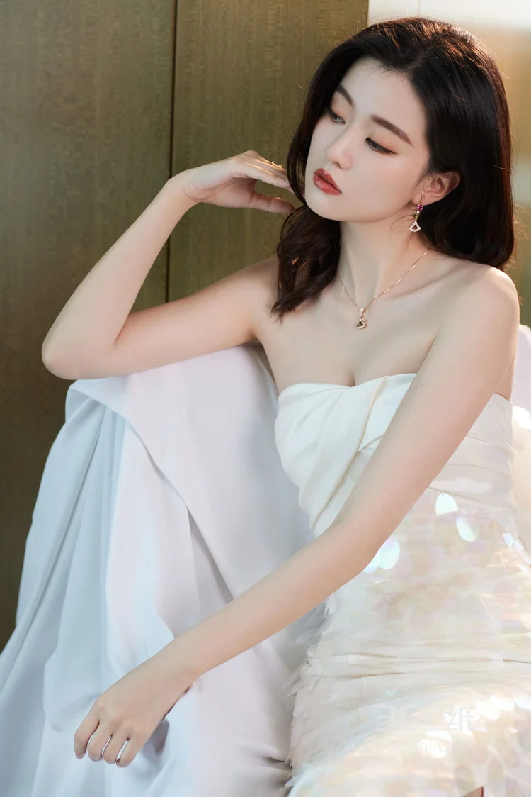 美女乔欣性感白色抹胸连衣裙气质优雅写真图片3