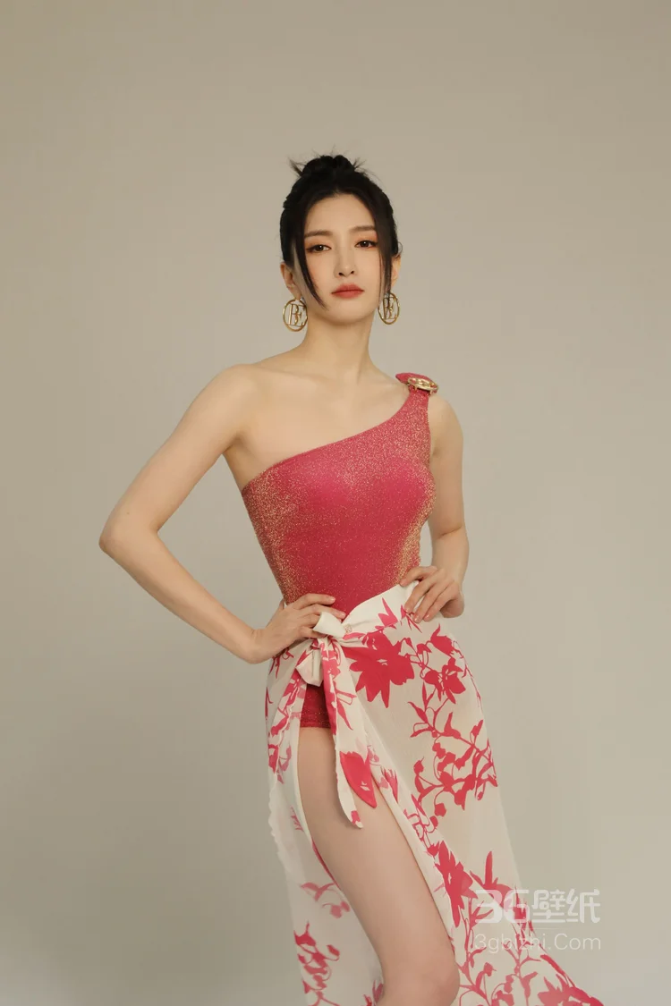 美女明星江疏影性感比基尼穿着显修长美腿图片3