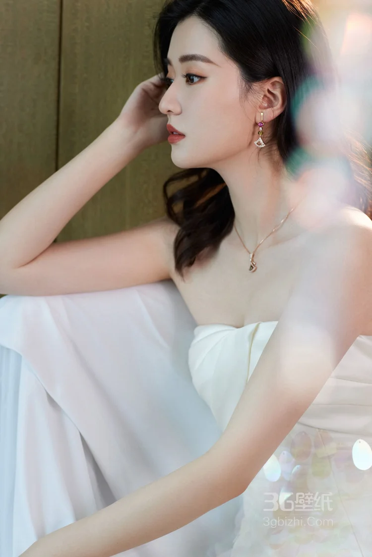 美女乔欣性感白色抹胸连衣裙气质优雅写真图片2