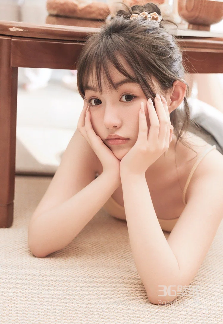 盛夏美少女写真，吊带背心牛仔短裤美少女居家可爱写真2