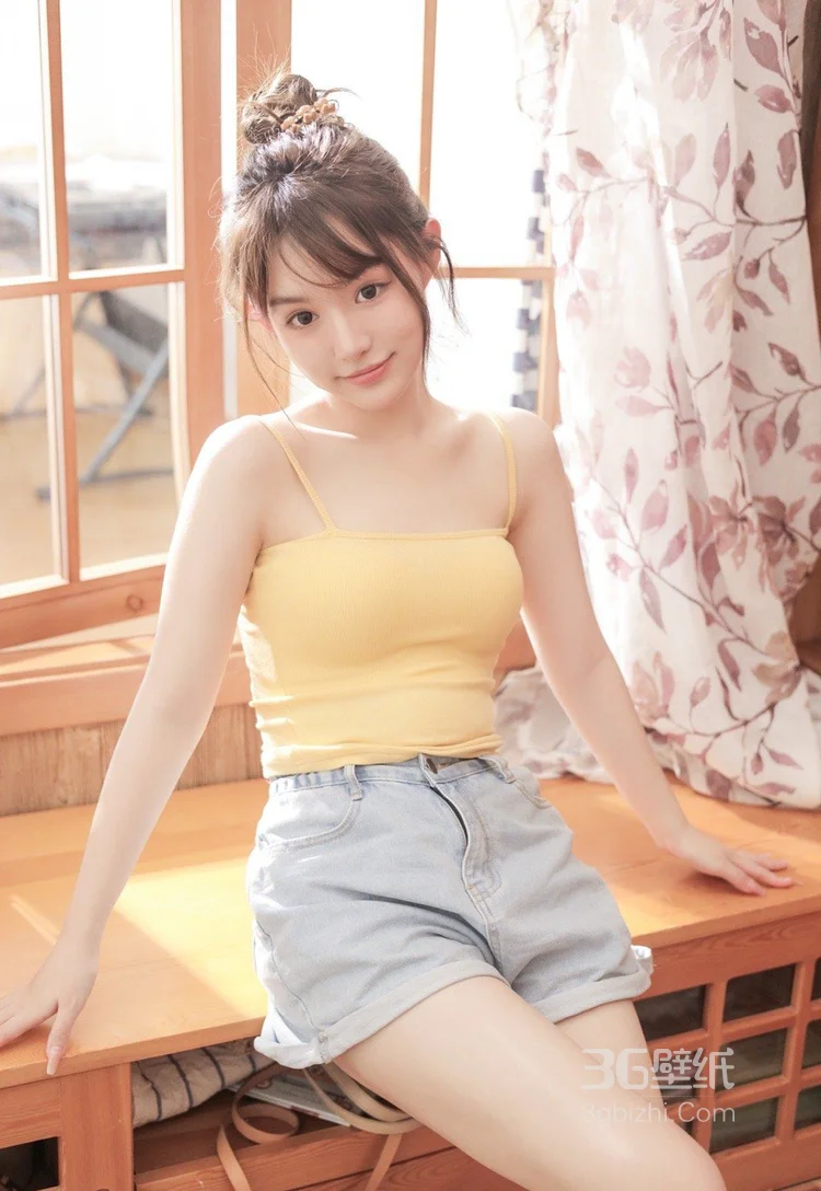 盛夏美少女写真，吊带背心牛仔短裤美少女居家可爱写真3