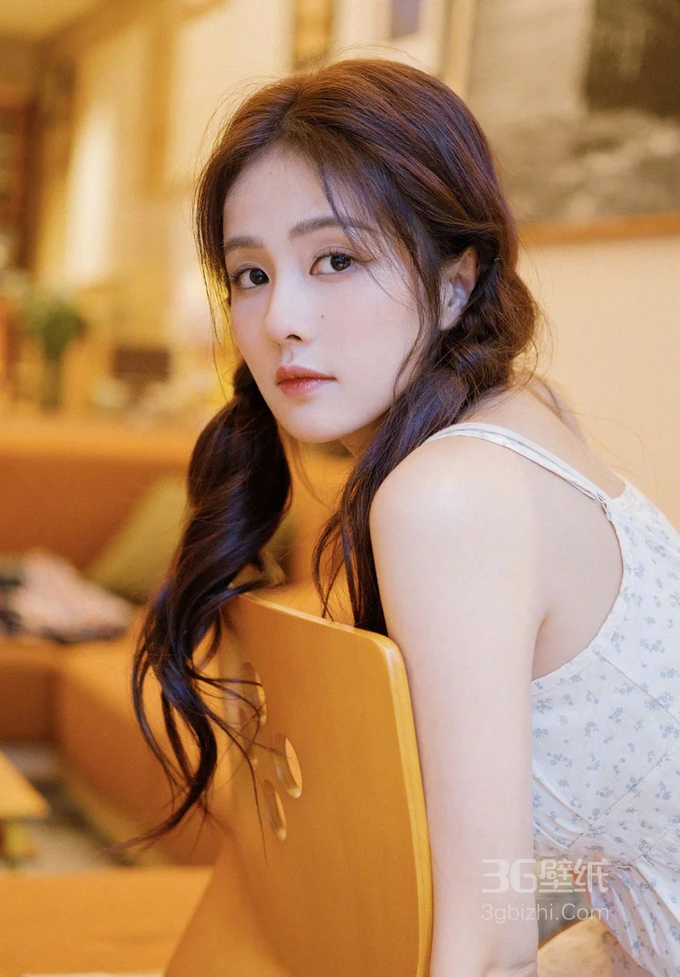 白鹿清新养眼吊带裙居家日常温馨写真图片3