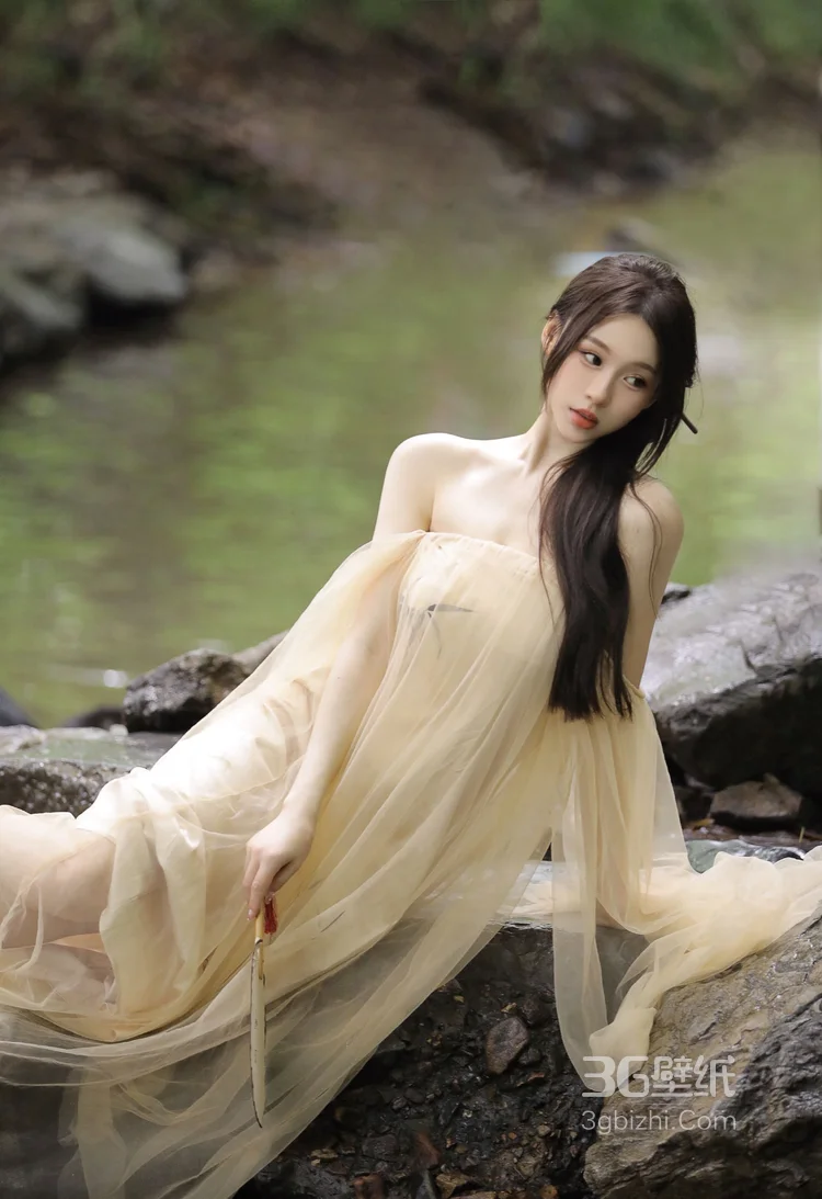手拿小扇的亭亭玉立美少女性感古风汉服小溪唯美写真图片5