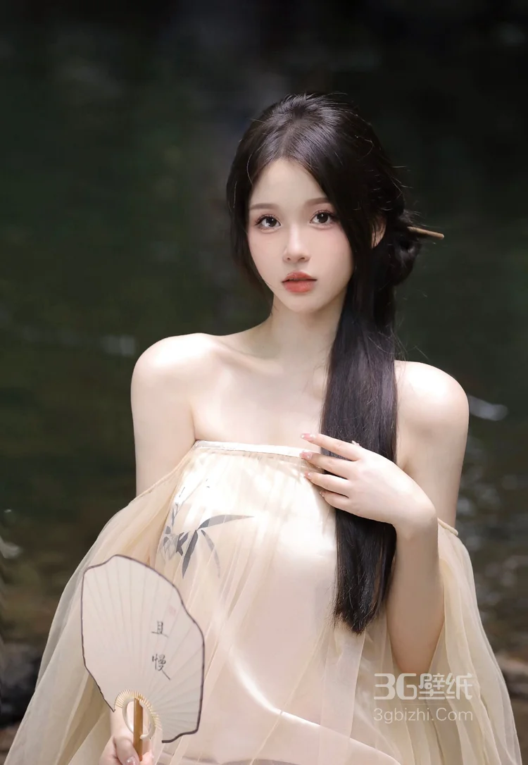 手拿小扇的亭亭玉立美少女性感古风汉服小溪唯美写真图片2