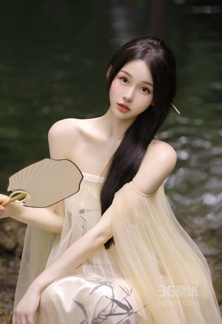 手拿小扇的亭亭玉立美少女性感古风汉服小溪唯美写真图片4