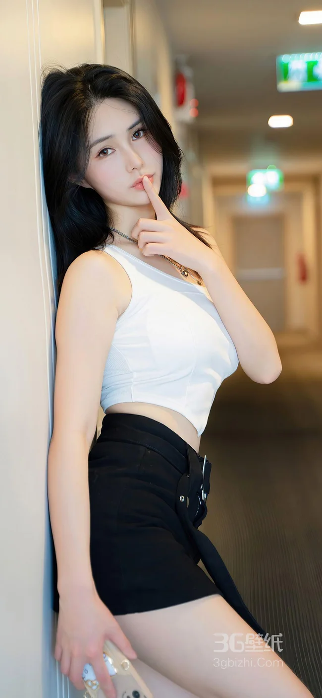 背靠走廊墙壁的紧身白背心黑色短裙美女御姐手机壁纸图片1