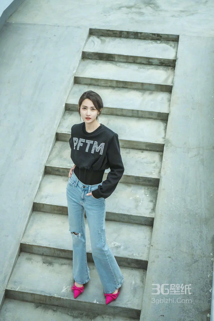  陈钰琪黑色长袖T恤衫搭配浅色牛仔裤街拍图片3