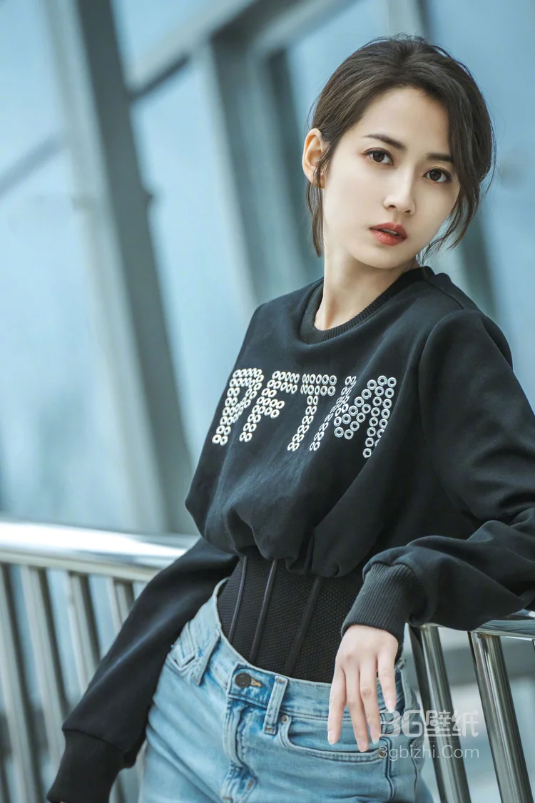  陈钰琪黑色长袖T恤衫搭配浅色牛仔裤街拍图片2