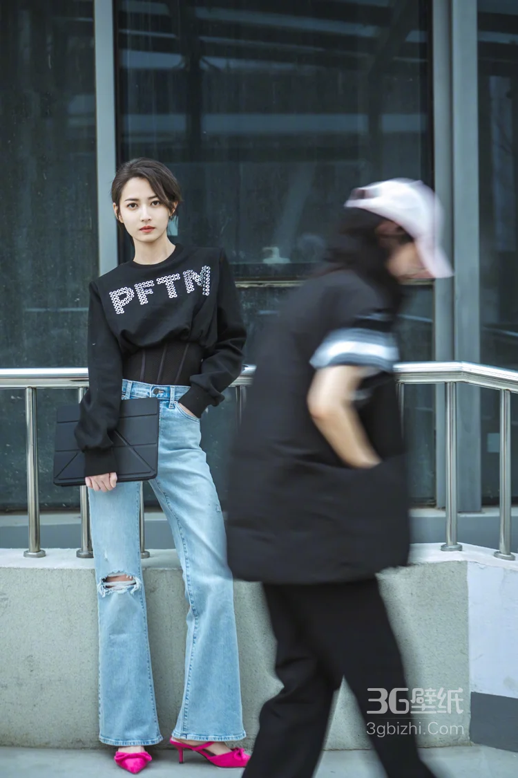  陈钰琪黑色长袖T恤衫搭配浅色牛仔裤街拍图片5