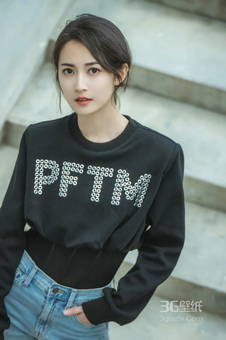  陈钰琪黑色长袖T恤衫搭配浅色牛仔裤街拍图片4