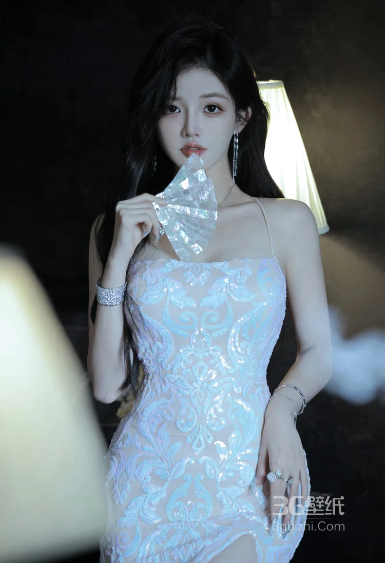 令人怦然心动的长发气质美女御姐性感紧身吊带开叉旗袍穿搭魅力写真图片6