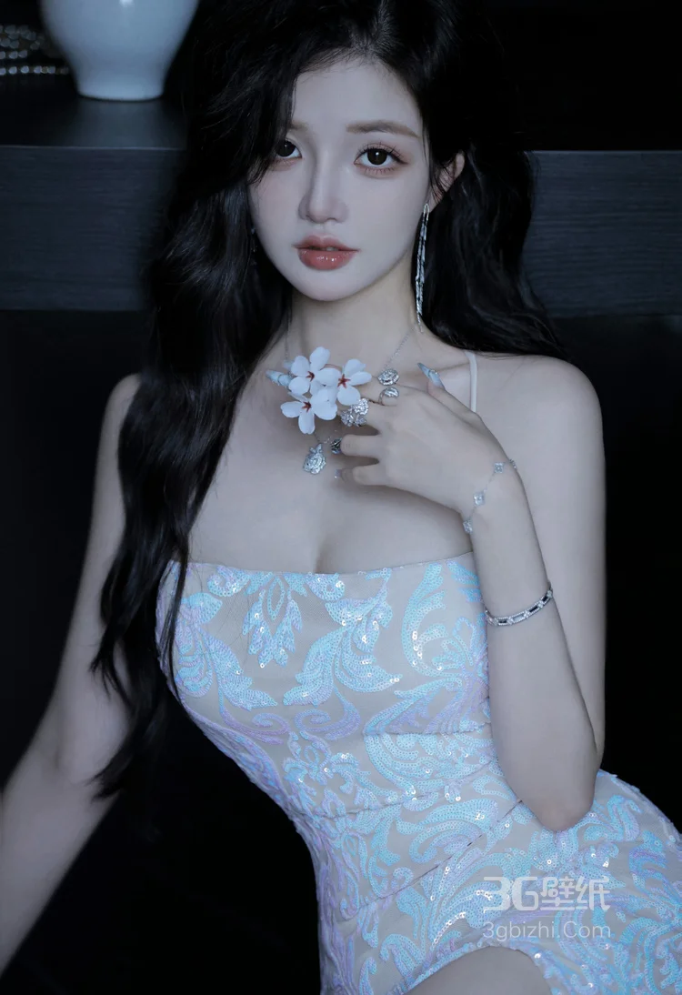 令人怦然心动的长发气质美女御姐性感紧身吊带开叉旗袍穿搭魅力写真图片4