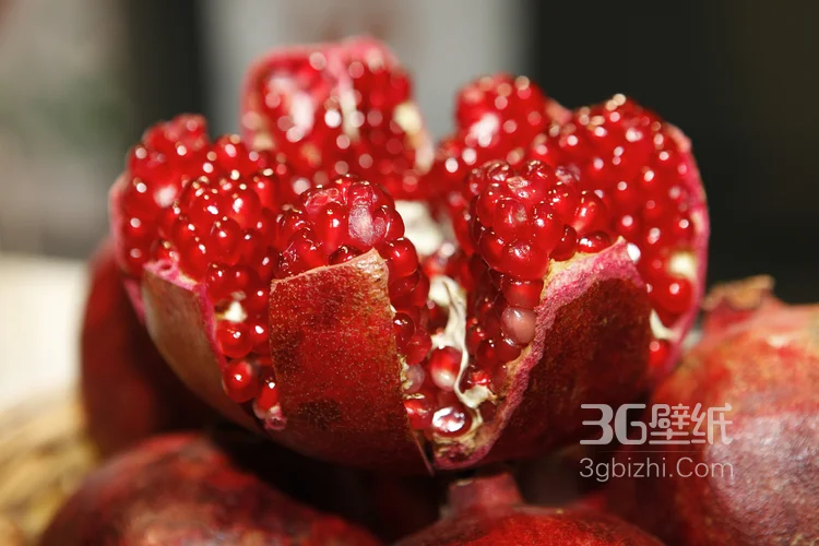 火红多籽，晶莹剔透的石榴果肉唯美摄影图片6