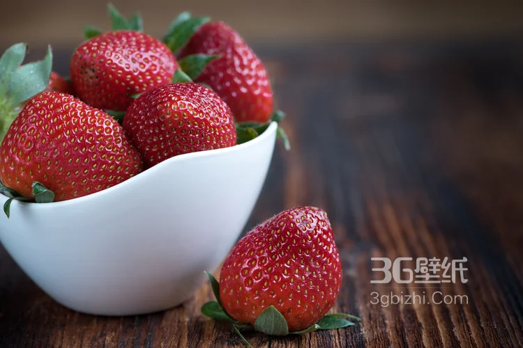 美味水果草莓，新鲜采摘的成熟草莓唯美摄影图片9