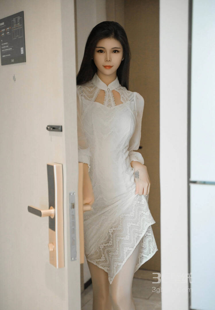 美女模特儿雪糕白色旗袍装写真，尽显婀娜姿态，修长美腿，性感无比1