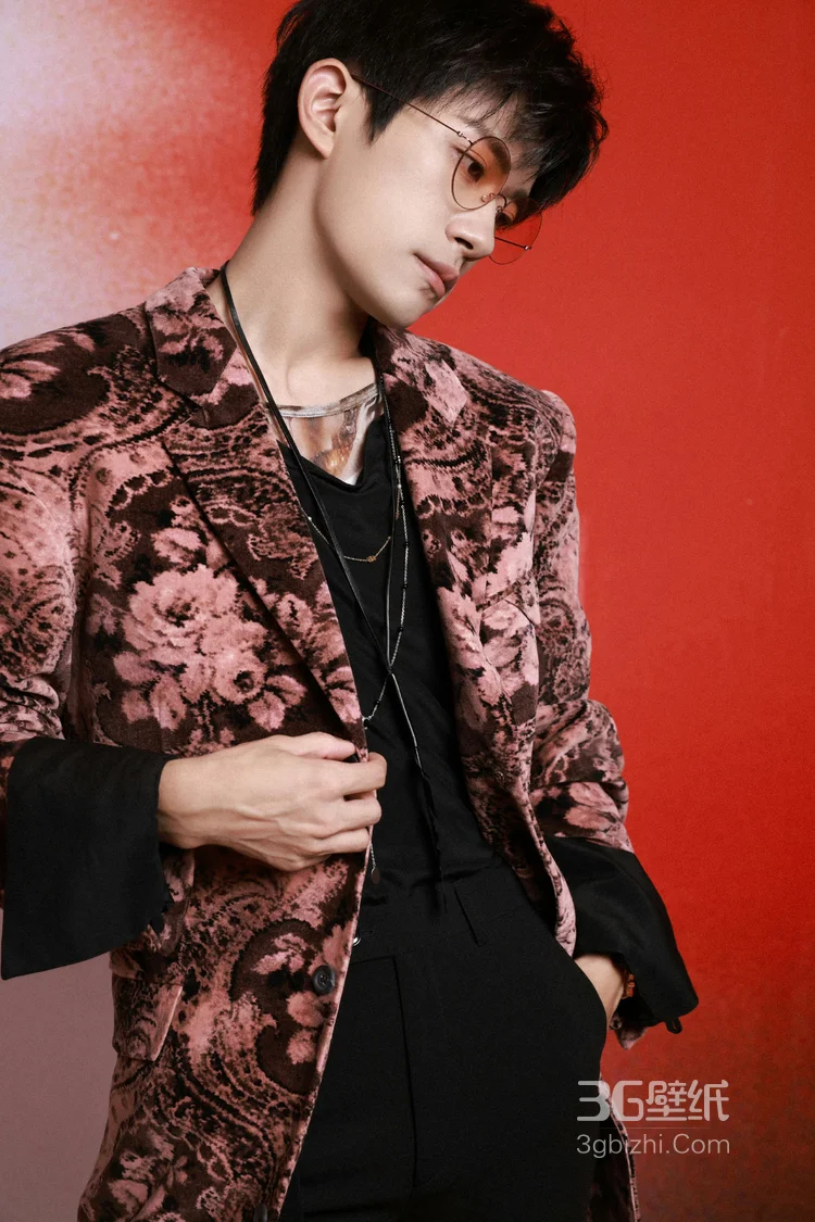易烊千玺雅痞复古大花时装西服痞帅写真图片3