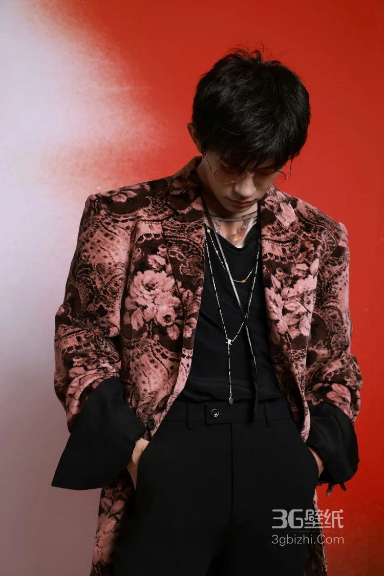 易烊千玺雅痞复古大花时装西服痞帅写真图片4