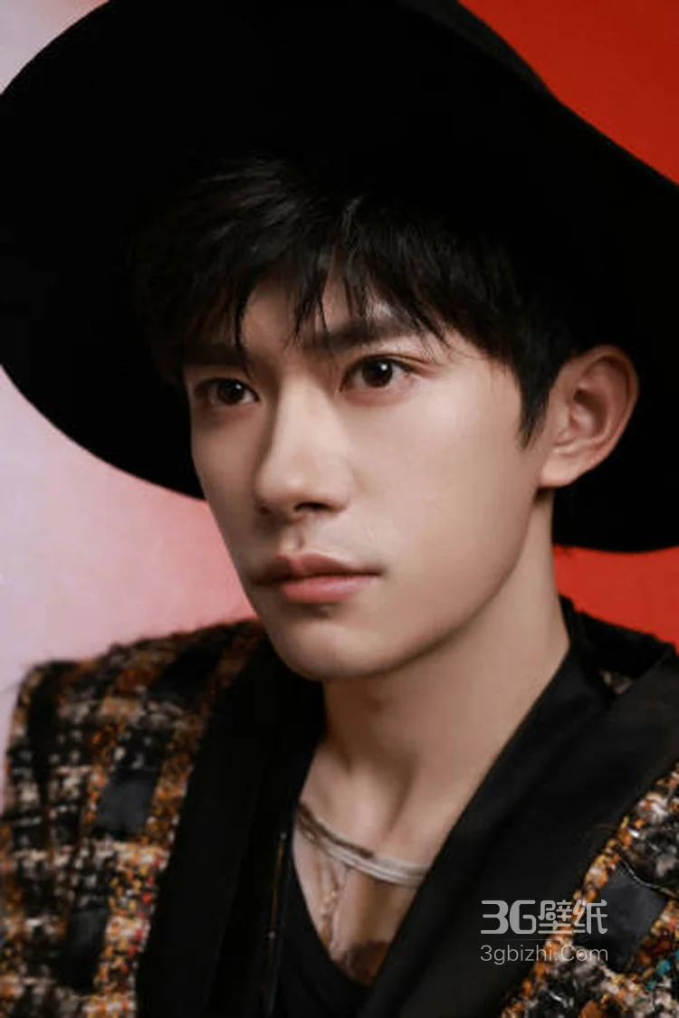 易烊千玺雅痞复古大花时装西服痞帅写真图片2