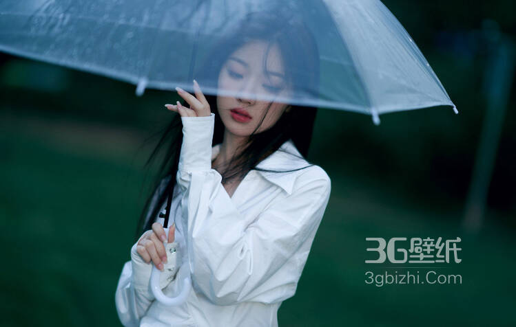 歌手单依纯雨后户外青草地写真，白裙加高筒靴显高挑身材忧郁气质1