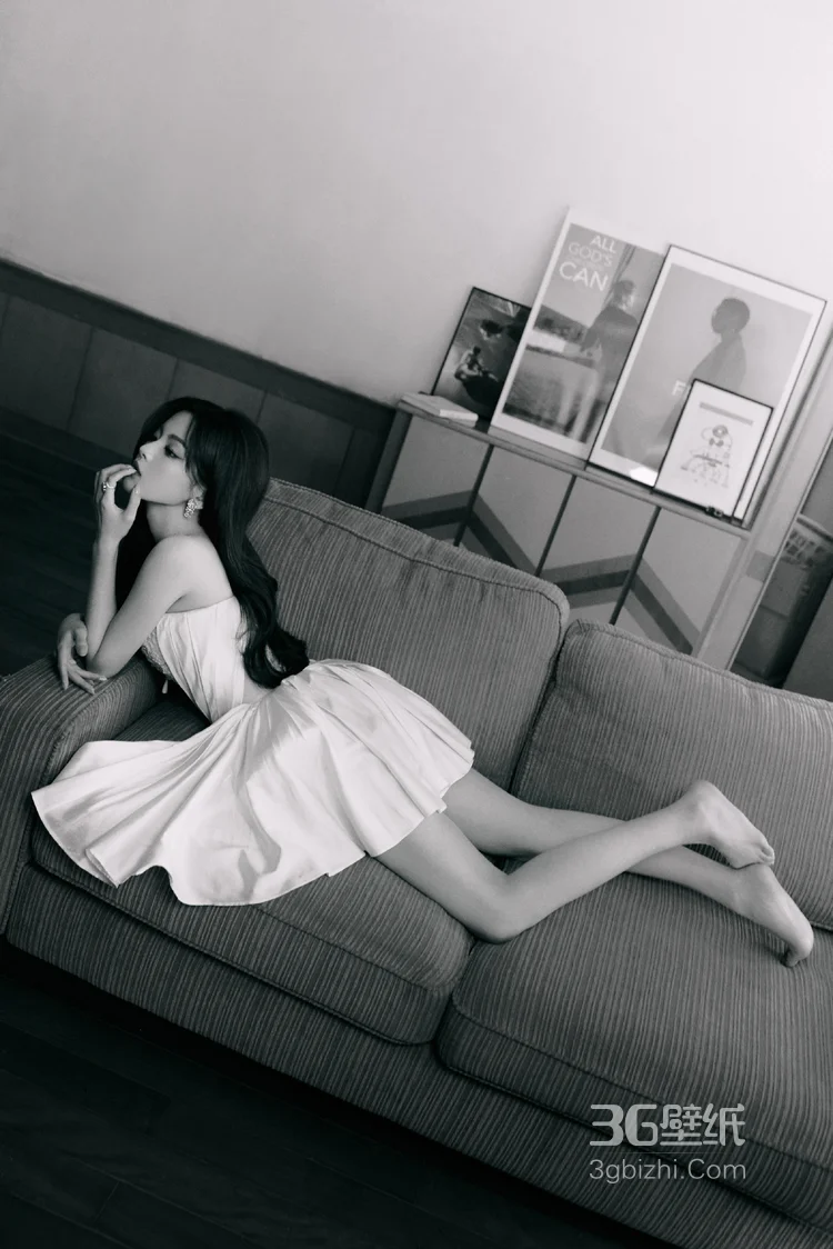 杨超越性感可爱抹胸白裙穿着居家悠闲写真，尽显完美身材白皙大长腿6