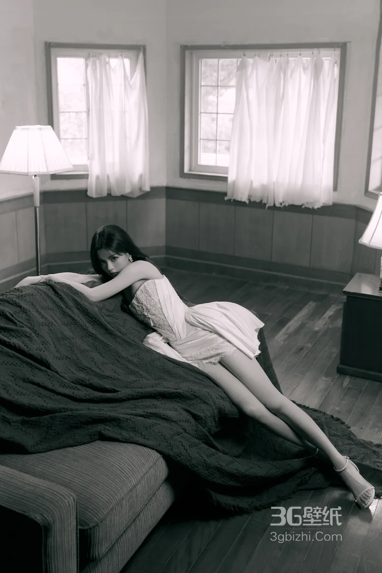 杨超越性感可爱抹胸白裙穿着居家悠闲写真，尽显完美身材白皙大长腿2