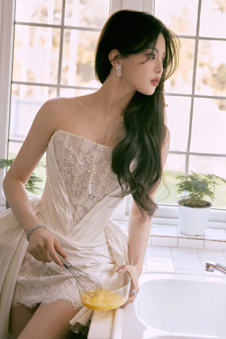 杨超越性感可爱抹胸白裙穿着居家悠闲写真，尽显完美身材白皙大长腿9