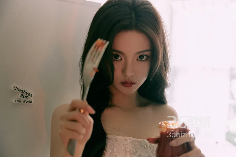 杨超越性感可爱抹胸白裙穿着居家悠闲写真，尽显完美身材白皙大长腿7