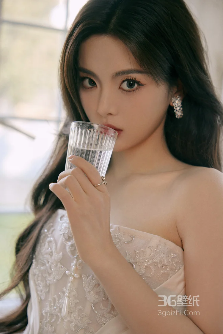 杨超越性感可爱抹胸白裙穿着居家悠闲写真，尽显完美身材白皙大长腿4